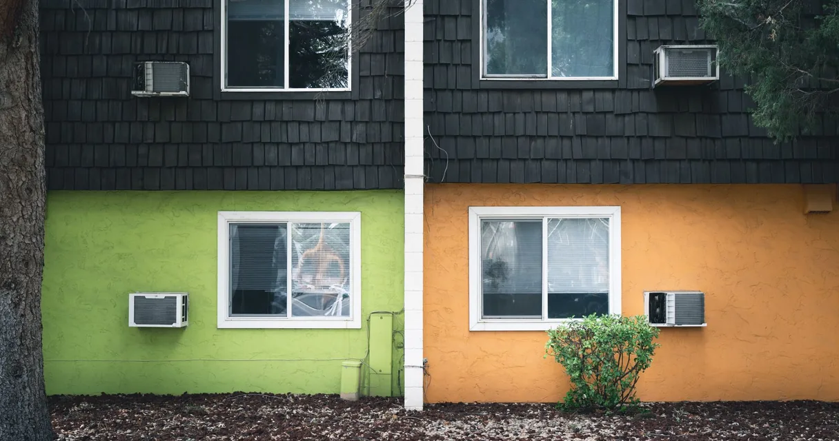 Casa colorida com aparelhos de ar condicionado na janela