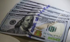 Dólar fecha a R$ 4,95, menor nível em dois anos