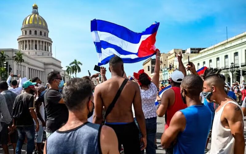 ‘Estão nos matando’, diz cubano sem remédio para hipertensão