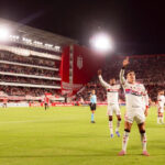 Flamengo empata com Estudiantes e perde Arrascaeta com fratura