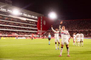 Flamengo empata com Estudiantes e perde Arrascaeta com fratura