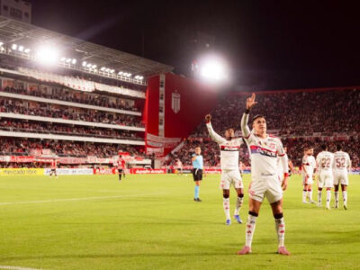 Flamengo empata com Estudiantes e perde Arrascaeta com fratura