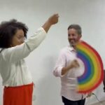 Leandro Grass aprende a bater leque em aula com travesti