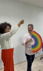Leandro Grass aprende a bater leque em aula com travesti