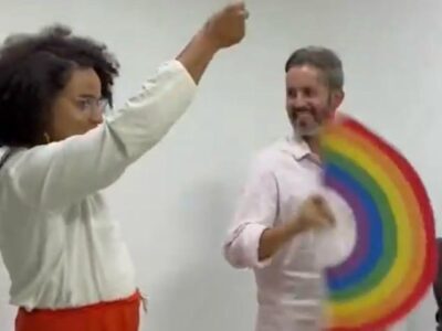 Leandro Grass aprende a bater leque em aula com travesti