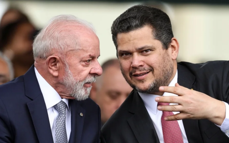 Lula mapeia cargos para retaliação, mas afaga Alcolumbre