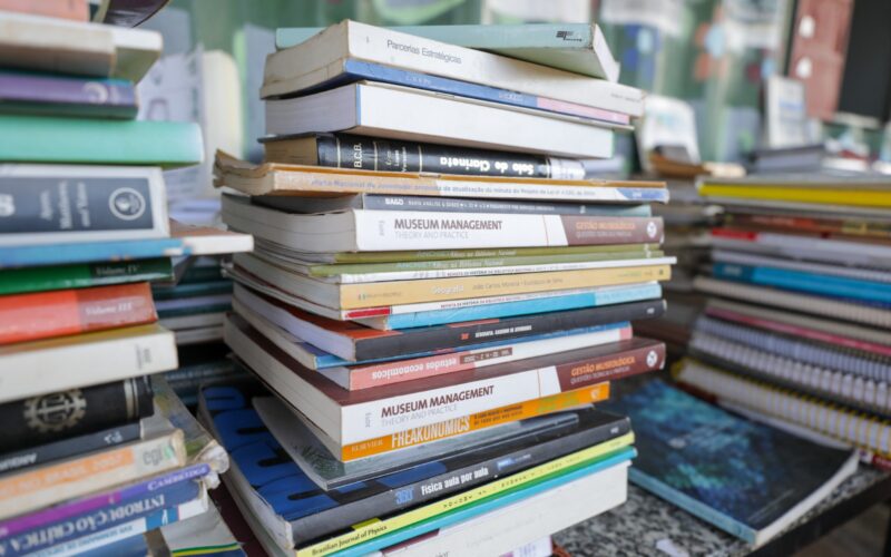 Venda de livros no Brasil cresce 6,5% em 2025 e fatura R$ 4,5 bi