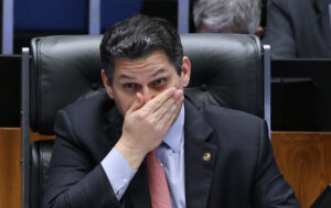Davi: PEC da escala 6x1 passará por comissões no Senado