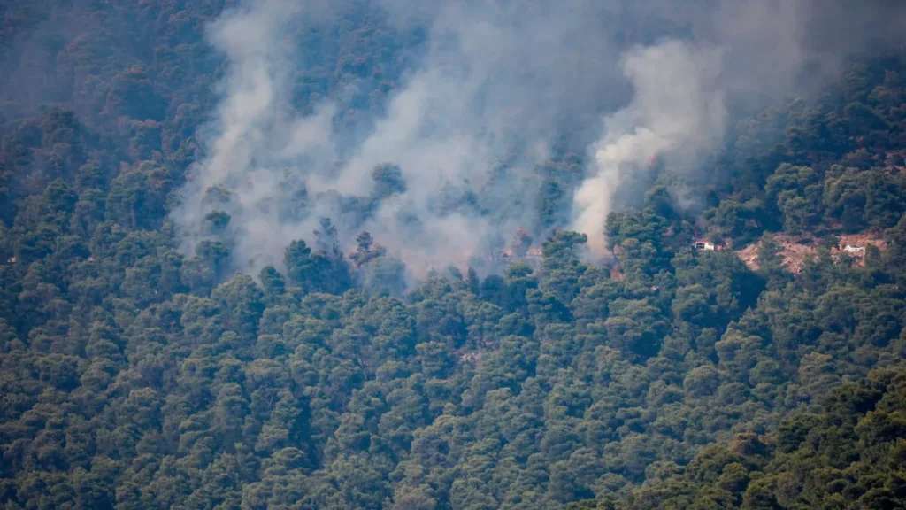 Helicópteros colidem em combate a incêndio na Grécia