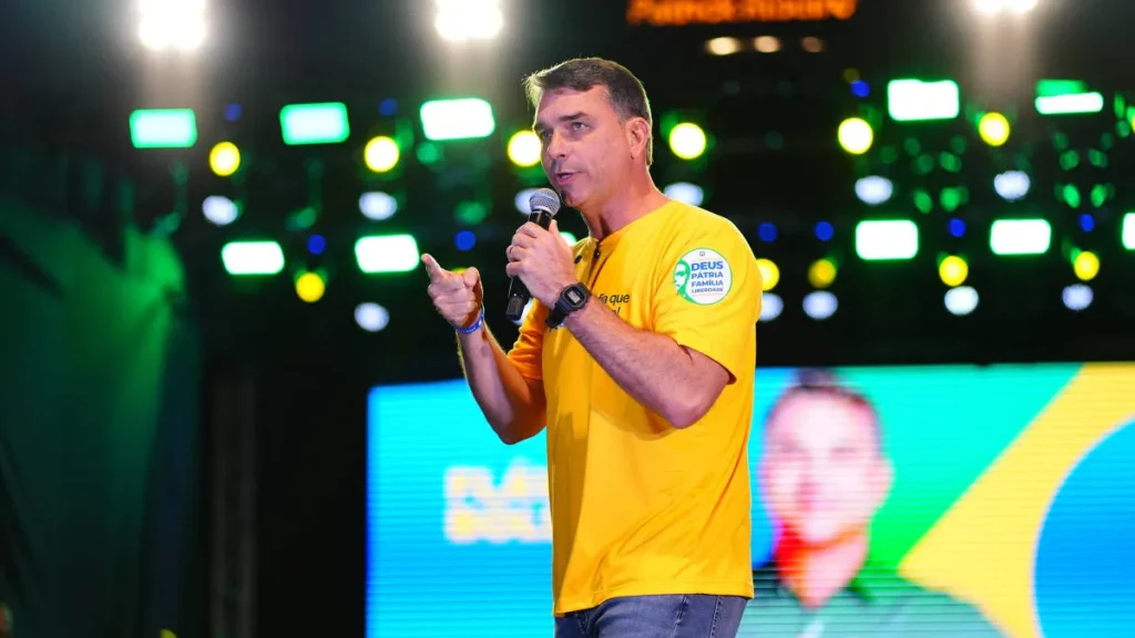 Flávio Bolsonaro diz que aceitará resultado e critica TSE de 2022