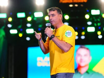 Flávio Bolsonaro diz que aceitará resultado e critica TSE de 2022