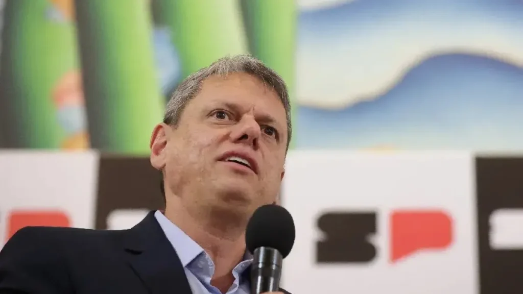 Tarcísio diz que não repetiria boné de Trump e reafirma confiança nas urnas