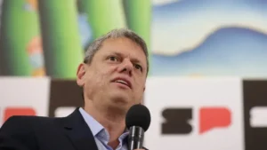 Tarcísio diz que não repetiria boné de Trump e reafirma confiança nas urnas