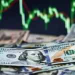Dólar abre em queda após novo corte da Selic pelo Copom
