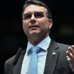 Flávio Bolsonaro fala em 'guerra psicológica' e nega deixar corrida