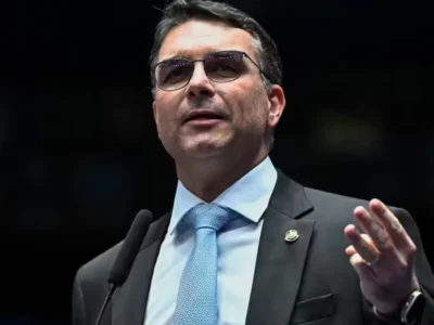 Flávio Bolsonaro fala em 'guerra psicológica' e nega deixar corrida