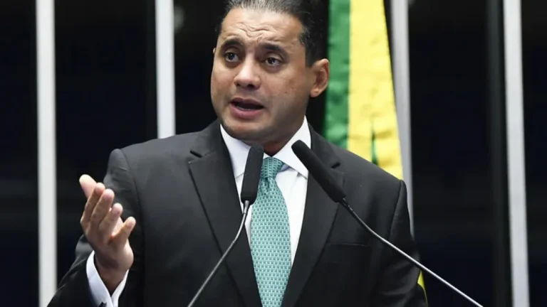 PF: senador tentou interferir em inquérito no STJ